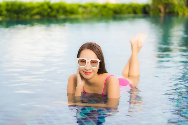 Porträtt Vacker Ung Asiatisk Kvinna Koppla Njuta Utomhus Pool Semester — Stockfoto