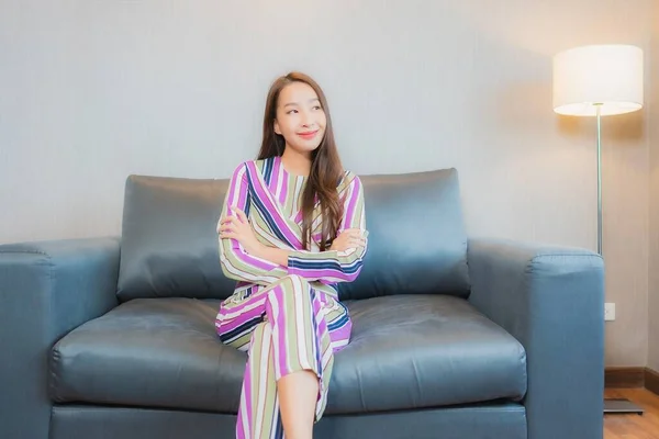 Porträt Schöne Junge Asiatische Frau Entspannen Auf Sofa Wohnzimmer Interieur — Stockfoto