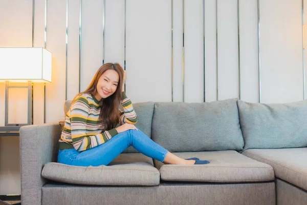 Retrato Bonito Jovem Asiático Mulher Sentar Sorriso Relaxar Sofá Sala — Fotografia de Stock