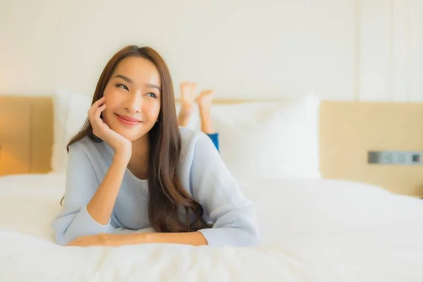 Portré Gyönyörű Fiatal Ázsiai Pihenni Mosoly Szabadidő Ágyon Hálószoba Belső — Stock Fotó