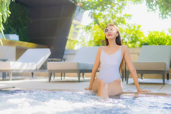 Güzel Asyalı Kadın Gülümsemesi Tatil Için Yüzme Havuzunda Rahatla — Stok fotoğraf