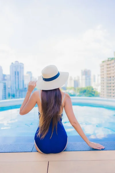 Retrato Bonito Jovem Asiático Mulher Relaxar Sorriso Redor Piscina Livre — Fotografia de Stock