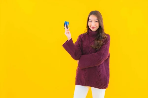 Портрет Красивая Молодая Азиатская Женщина Кредитной Картой Покупок Интернете Желтом — стоковое фото