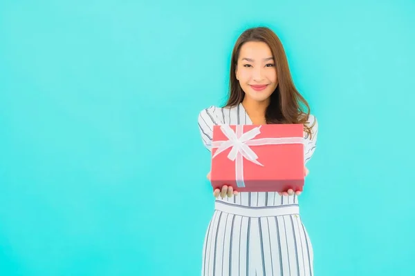 Porträt Schöne Junge Asiatische Frau Mit Rotem Geschenkkarton Auf Blauem — Stockfoto