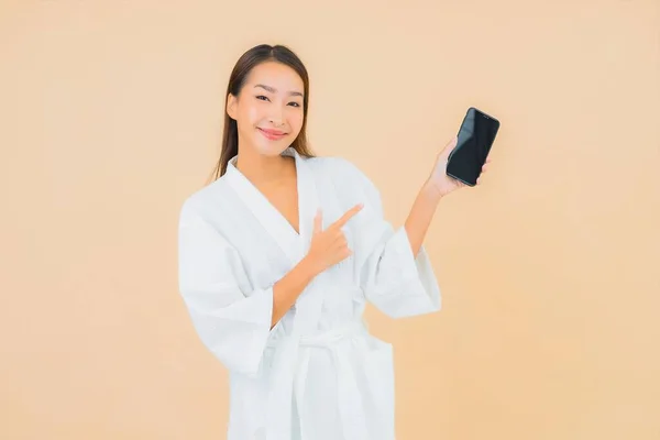 Porträt Schöne Junge Asiatische Frau Verwenden Smartphone Auf Farbe Isoliert — Stockfoto