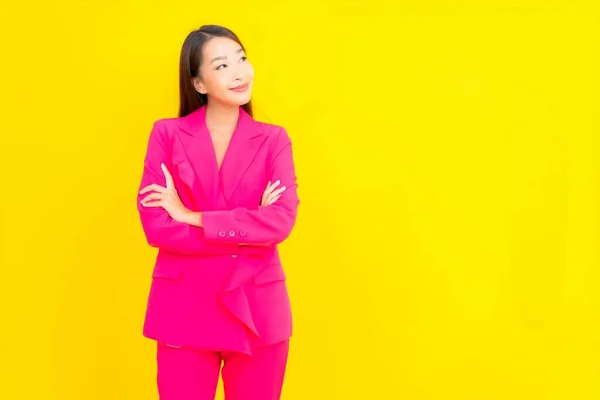 Güzel Bir Asyalı Kadın Sarı Arka Planda Gülümsüyor — Stok fotoğraf