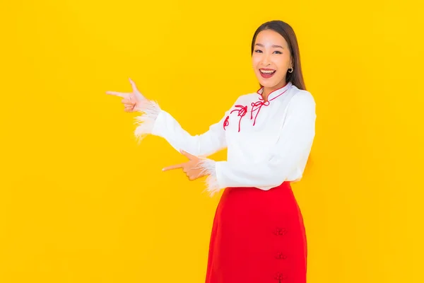 Porträt Schöne Junge Asiatische Frau Lächelt Aktion Auf Gelbem Hintergrund — Stockfoto