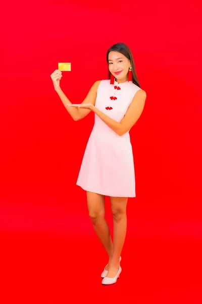 Retrato Bela Jovem Asiático Mulher Com Cartão Crédito Vermelho Isolado — Fotografia de Stock