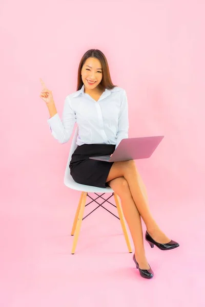 Retrato Bela Jovem Mulher Asiática Com Computador Laptop Cor Rosa — Fotografia de Stock