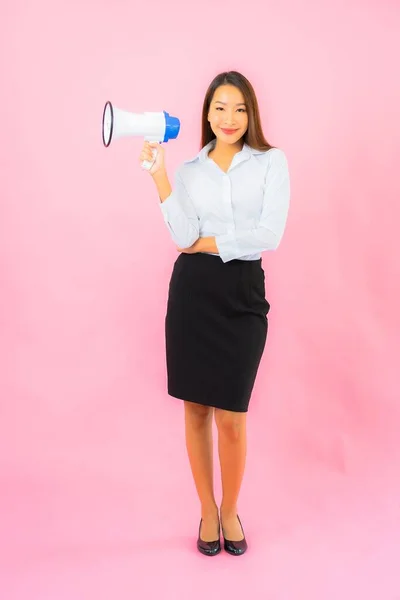 Retrato Bela Jovem Mulher Asiática Com Megafone Sobre Cor Rosa — Fotografia de Stock