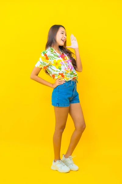 Портрет Красивая Молодая Азиатская Женщина Носить Красочные Рубашки Желтом Фоне — стоковое фото