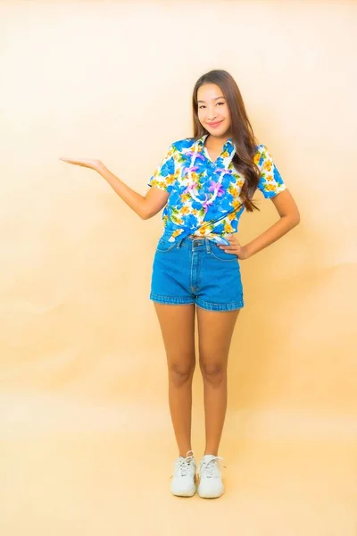 Porträtt Vackra Unga Asiatiska Kvinna Bära Färgglada Skjorta För Sångkran — Stockfoto