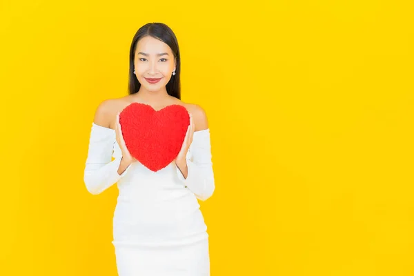 Retrato Bonito Jovem Negócio Asiático Mulher Com Coração Travesseiro Forma — Fotografia de Stock