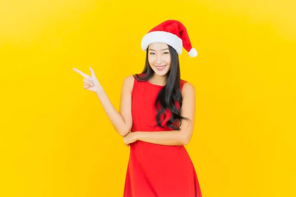 Retrato Hermosa Mujer Asiática Joven Usar Sombrero Santa Banda Pelo — Foto de Stock