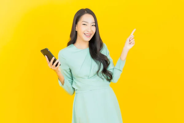 Ritratto Bella Giovane Donna Asiatica Sorriso Con Smart Cellulare Sfondo — Foto Stock