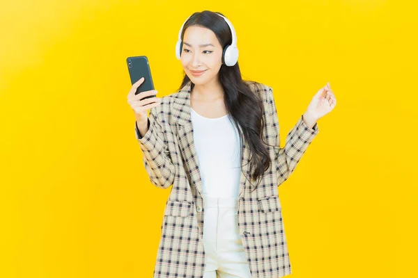 Retrato Bela Jovem Mulher Asiática Com Fone Ouvido Telefone Inteligente — Fotografia de Stock