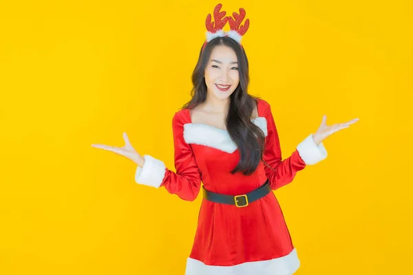Güzel Bir Asyalı Kadın Portresi Renkli Arka Planda Noel Kostümü — Stok fotoğraf