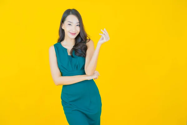 Retrato Bonito Jovem Asiático Mulher Sorriso Com Ação Cor Fundo — Fotografia de Stock