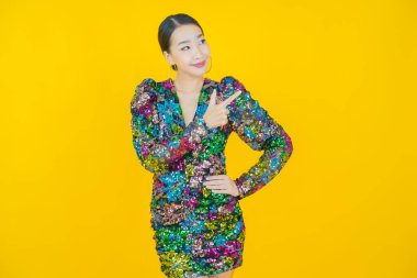 Portre güzel Asyalı kadın gülümsüyor. Renkli arka planda hareket var.