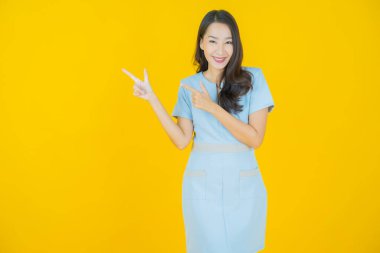 Portre güzel Asyalı kadın gülümsüyor. Renkli arka planda hareket var.