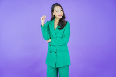 Portre güzel Asyalı kadın gülümsüyor. Renkli arka planda hareket var.