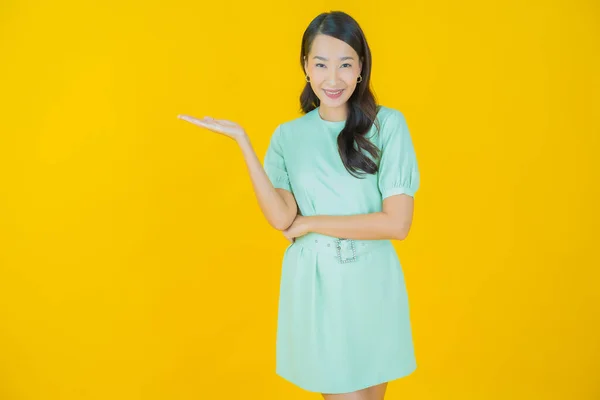 Portret Mooie Jonge Aziatische Vrouw Glimlach Met Actie Kleur Achtergrond — Stockfoto