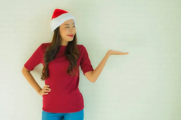 Retrato Hermosas Mujeres Asiáticas Jóvenes Con Sombrero Santa Para Celebración —  Fotos de Stock