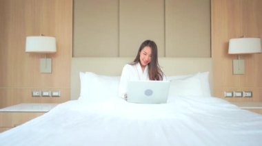 Evde dizüstü bilgisayarla çalışan Asyalı kadının görüntüleri.