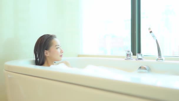 Záběry Nádherné Asijské Mladé Ženy Která Bere Bublinový Koupel — Stock video
