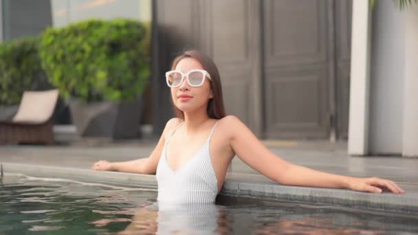 Footage Beautiful Asian Woman Relaxing Swimming Pool Hotel Vacation — Stock Video