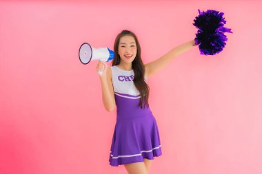 Portre güzel genç Asyalı amigo kız gülüşü megafonla izole edilmiş pembe arka planda