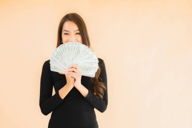 Güzel bir Asyalı kadının portresi. Gülümsemesi. Parası ve parasıyla soyutlanmış bir geçmişi var.