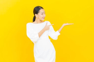 Portre güzel Asyalı kadın gülümsüyor. Renkli arka planda hareket var.