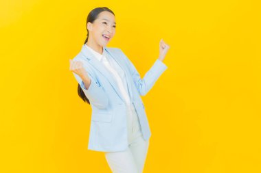 Portre güzel Asyalı kadın gülümsüyor. Renkli arka planda hareket var.