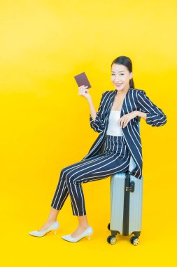 Çantalı ve pasaportlu güzel Asyalı kadın seyahate hazır.