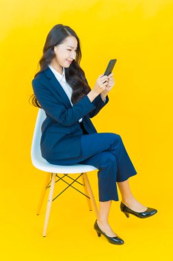 Portre güzel Asyalı kadın gülümsüyor. Renkli arka planda hareket var.