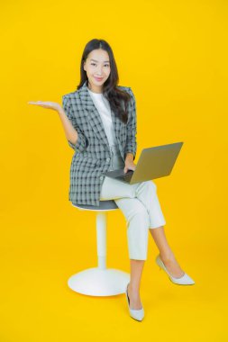 Asyalı güzel bir kadının portresi bilgisayarla izole edilmiş arka planda gülümsüyor.