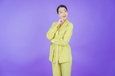 Portre güzel Asyalı kadın gülümsüyor. Renkli arka planda hareket var.