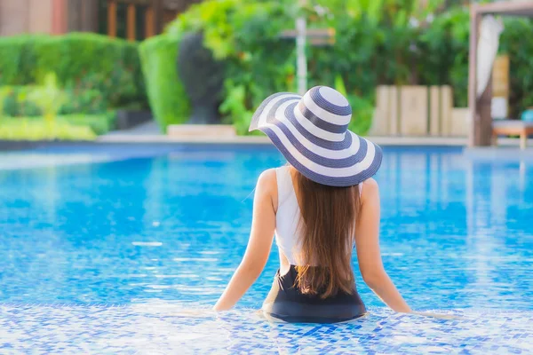 Hermoso Retrato Joven Mujer Asiática Feliz Sonrisa Relajarse Alrededor Piscina — Foto de Stock