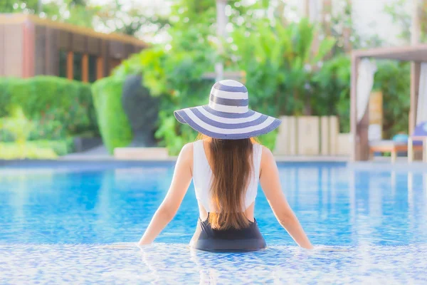 Mooi Portret Jonge Aziatische Vrouw Gelukkig Glimlach Ontspannen Rond Zwembad — Stockfoto