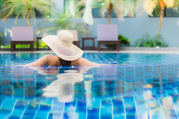 Retrato Hermosa Joven Mujer Asiática Relajarse Alrededor Piscina Complejo Hotelero — Foto de Stock