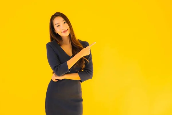 Retrato Hermosa Joven Asiática Mujer Con Acción Sobre Aislado Amarillo —  Fotos de Stock