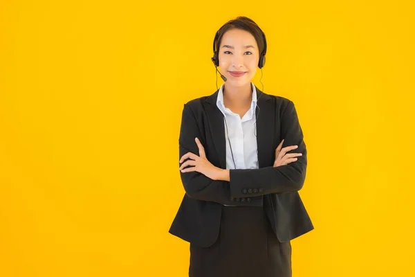 Portrét Krásné Mladé Obchodní Asijské Žena Sluchátkem Nebo Sluchátka Pro — Stock fotografie