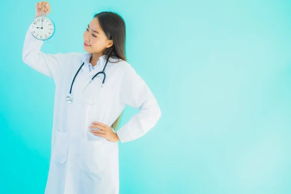 Retrato Hermosa Joven Asiática Médico Mujer Con Reloj Alarma Azul — Foto de Stock