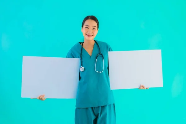 Porträtt Vackra Unga Asiatiska Läkare Kvinna Med Tom Papp För — Stockfoto