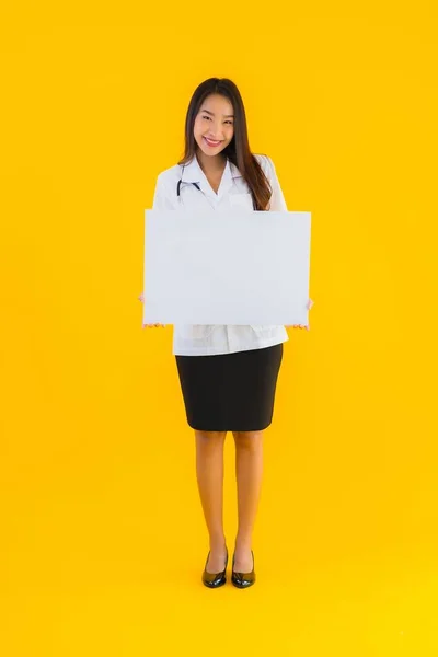 Portrait Belle Jeune Asiatique Médecin Femme Avec Tableau Blanc Vide — Photo