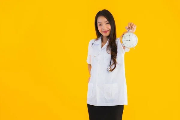 Портрет Красива Молода Азіатська Лікарка Показує Тривогу Або Годинник Жовтому — стокове фото