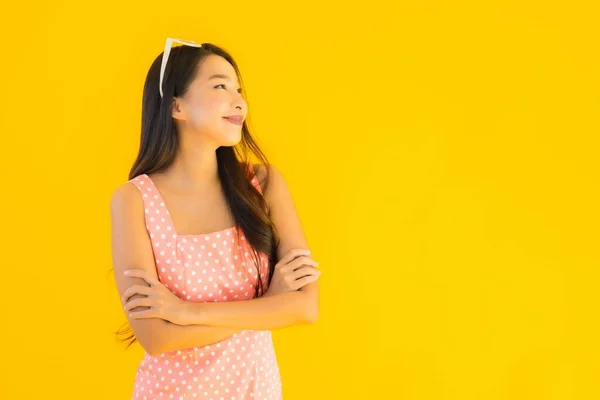 肖像画美しい若いアジアの女性の笑顔幸せ上の黄色隔離された背景 — ストック写真