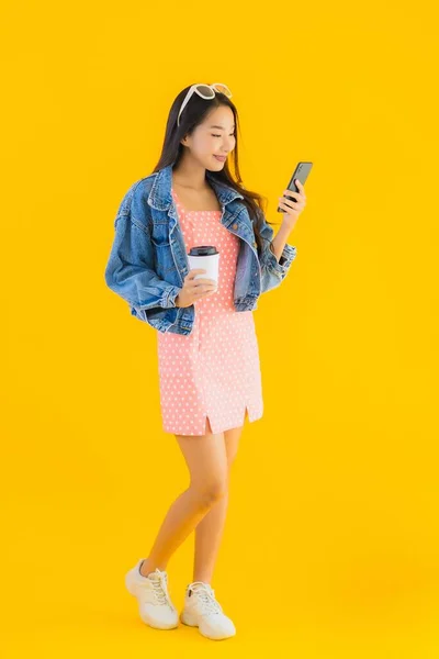 Porträt Schöne Junge Asiatische Frau Mit Kaffeetasse Und Smartphone Auf — Stockfoto