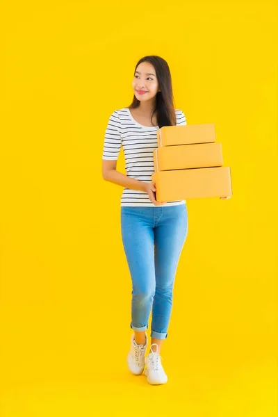 Retrato Hermosa Joven Mujer Asiática Con Caja Paquete Listo Para — Foto de Stock